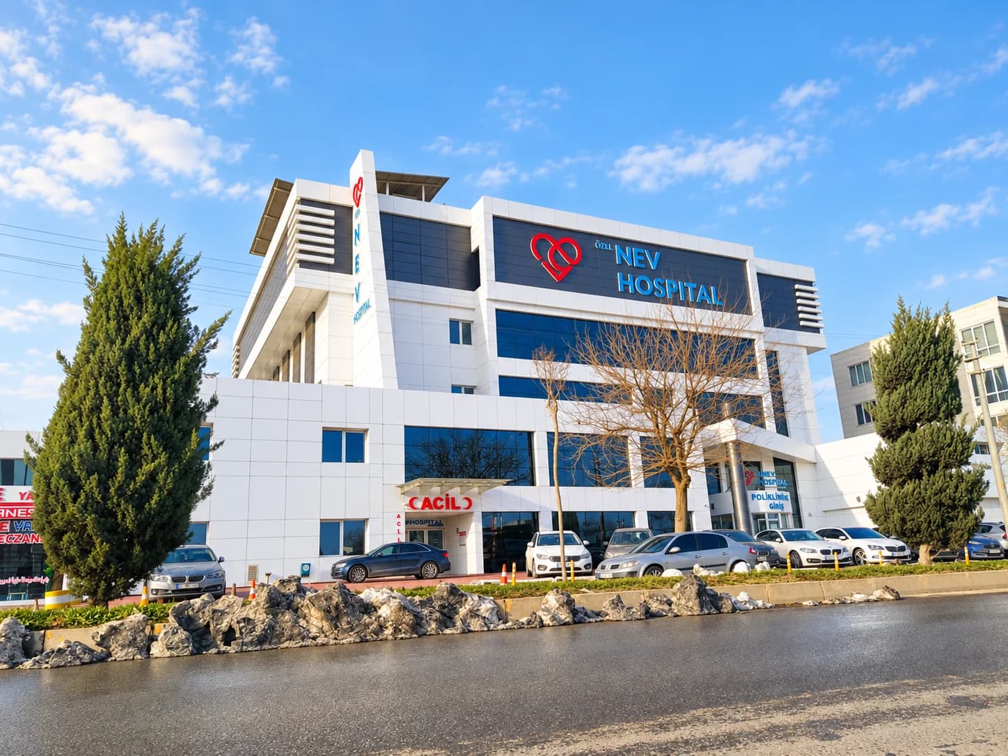Nev Hospital binasının dış cephesi, ana tabela ve hastane girişleri
