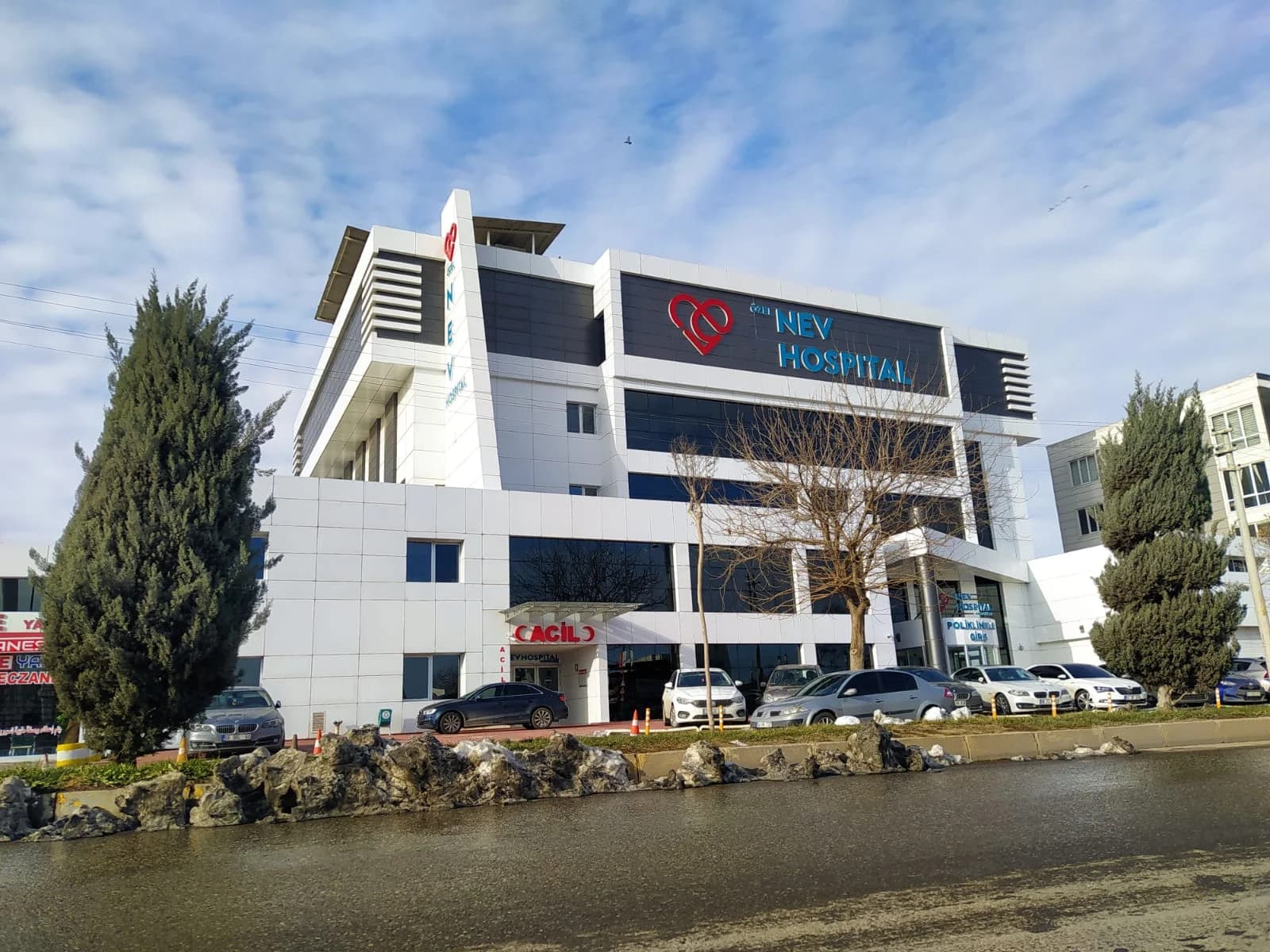 Nev Hospital dış cephesi ve girişleri